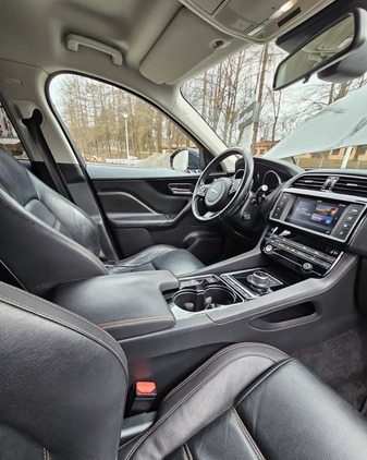 Jaguar F-Pace cena 63000 przebieg: 164000, rok produkcji 2017 z Sanok małe 781